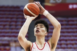 Kaiyun开云中国官网-杀伤内线！余嘉豪首节6罚5中 得到5分3篮板