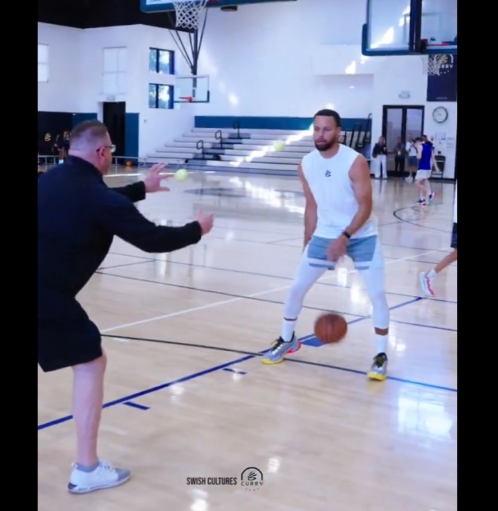 Kaiyun开云中国官网-一起看库里花式高级训练！这对专注力的要求简直逆天