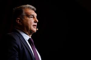 世体:巴萨全队抵达塞维利亚备战国王杯决赛,球迷在酒店迎接