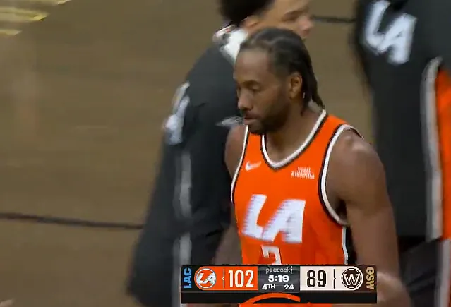 Kaiyun中国官网-伦纳德一打二慢三步上篮拿21分,快船轰出25-10反超勇士13分