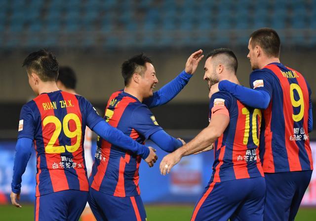 1639578438134094645.jpg 亚历山德里尼两球难救主 青岛队提前准备附加赛?