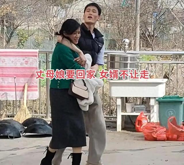 开云登录入口-女婿当众搂腰挽留丈母娘，10天后评论区还在吵：这算亲？还是越界